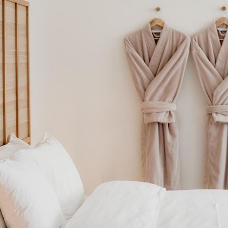The Oak & Anchor Hotel Port Fairy Exterior foto Two bathrobes hanging on a wall