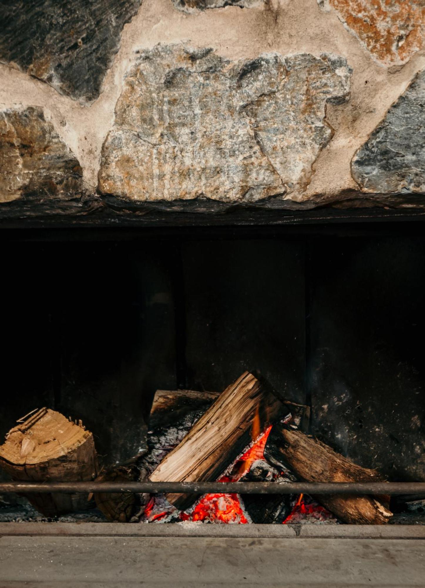 The Oak & Anchor Hotel Port Fairy Exterior foto The interior of a wood-burning fireplace