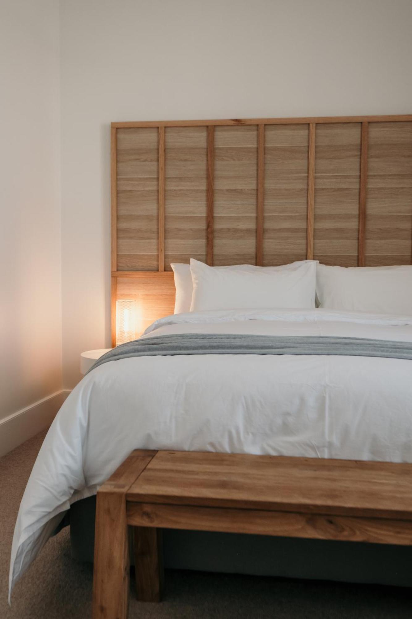 The Oak & Anchor Hotel Port Fairy Exterior foto A bed with a duvet