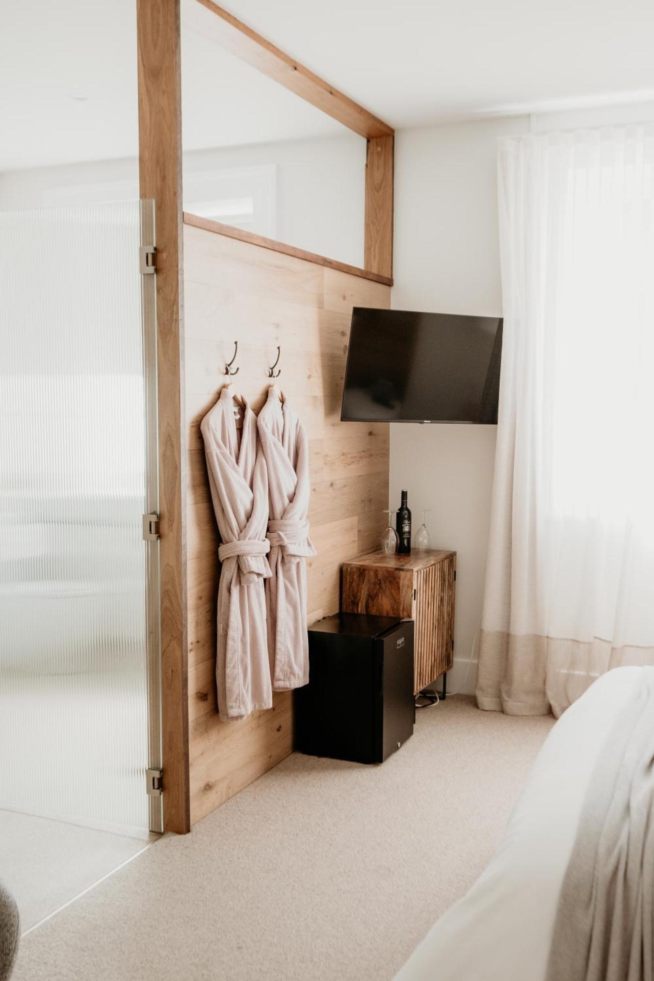 The Oak & Anchor Hotel Port Fairy Exterior foto A bathrobe hanging on a door
