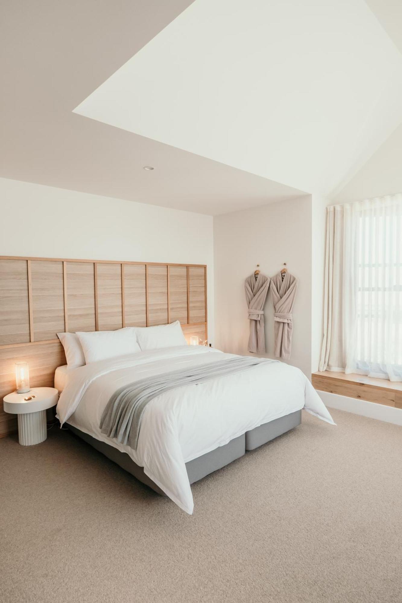 The Oak & Anchor Hotel Port Fairy Exterior foto A bedroom at The Old Bank Hotel
